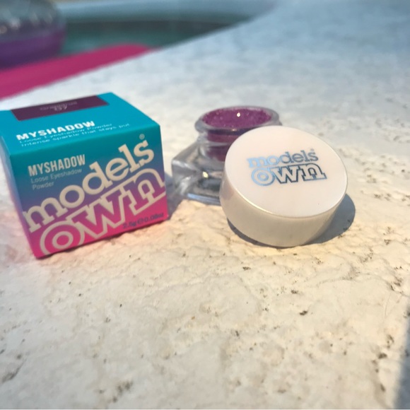 Eyeshadow with sparkle that stays put - Picture 3 of 3